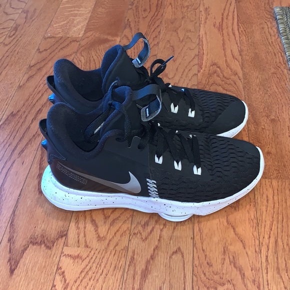 Lebron basketball shoes - Picture 2 of 8